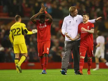 Los jugadores del Liverpool y Klopp celebran la victoria en Anfield Los jugadores del Liverpool y Klopp celebran la victoria en Anfield