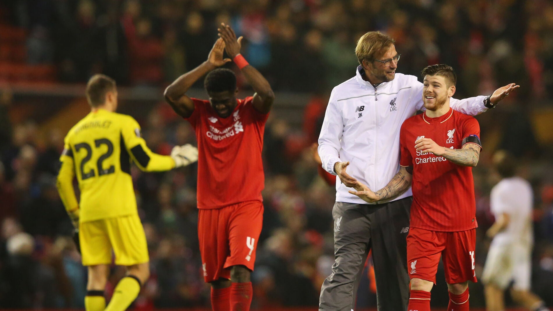 Los jugadores del Liverpool y Klopp celebran la victoria en Anfield