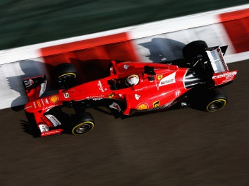 Sebastian Vettel luce el Ferrari en Abu Dabi