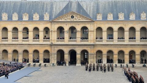 Vista de Los Inv&aacute;lidos de Par&iacute;s durante los homenajes a las v&iacute;ctimas del 13-N