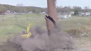 La chimenea de Alabama cae sobre un trabajador
