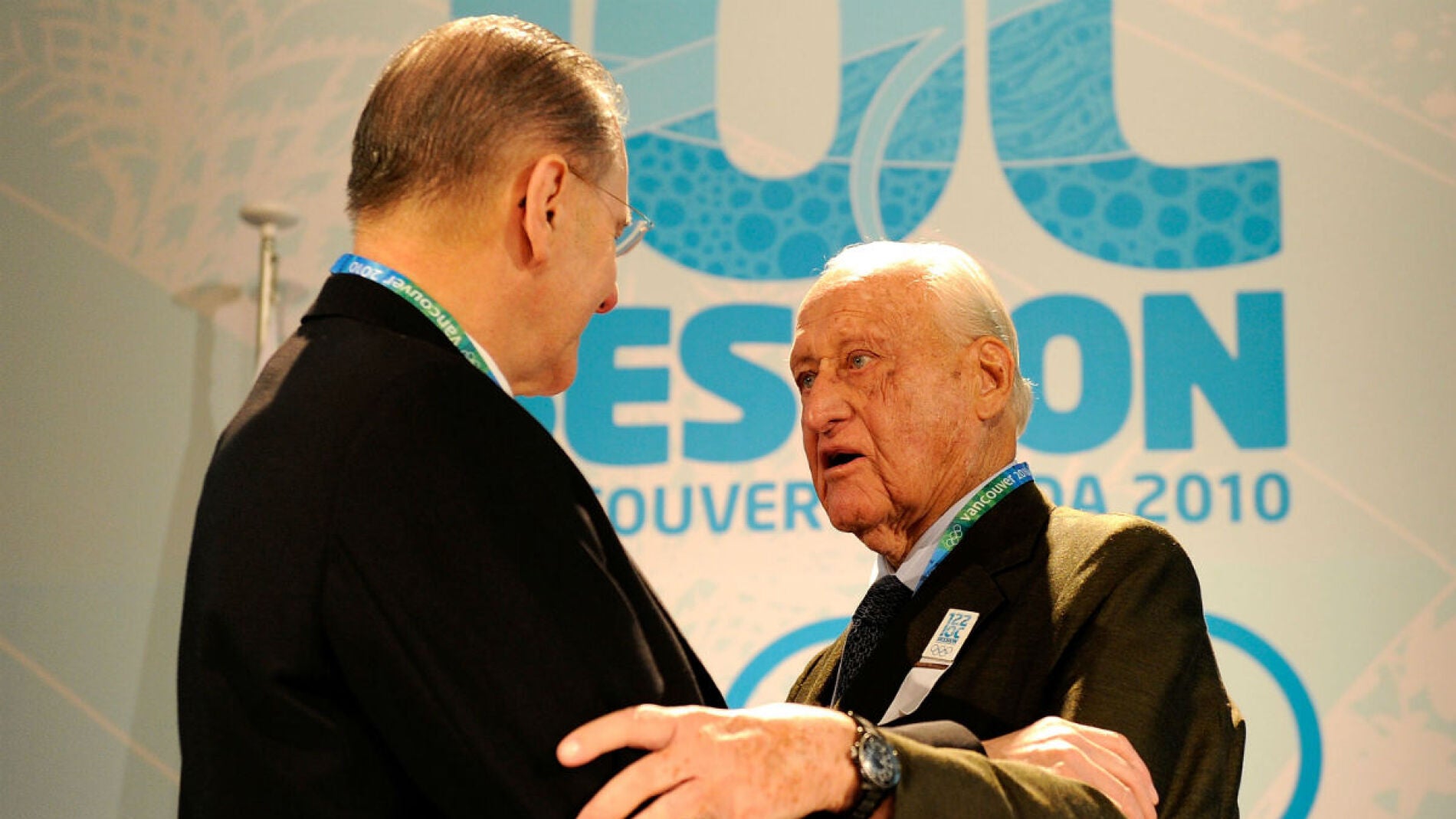 Jo&atilde;o Havelange, expresidente del a FIFA, conversa con Jacques Rogge