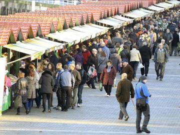 Público en la feria de Santo Tomás en Bilbao