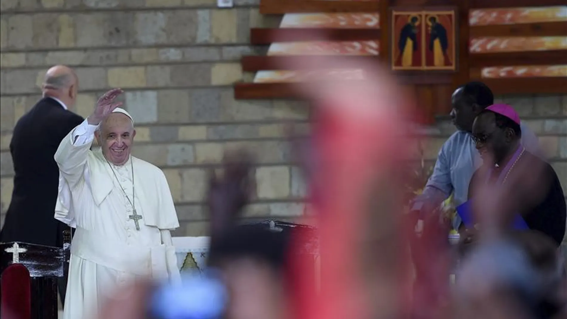 El Papa Francisco saluda a los fieles residentes en el barrio chabolista Kangemi en Nairobi (Kenia) El Papa Francisco saluda a los fieles residentes en el barrio chabolista Kangemi en Nairobi (Kenia)