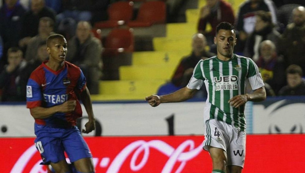 Jugadores disputando un balón