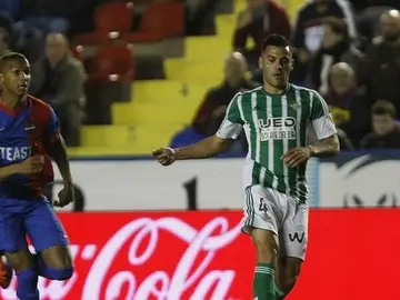 Jugadores disputando un balón Jugadores disputando un balón