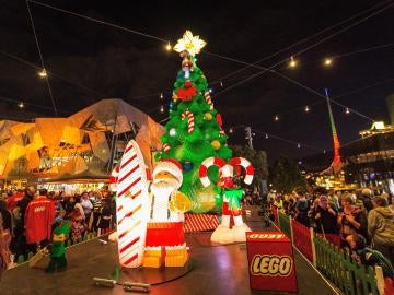 Árbol de Navidad compuesto de piezas de Lego en Melbourne