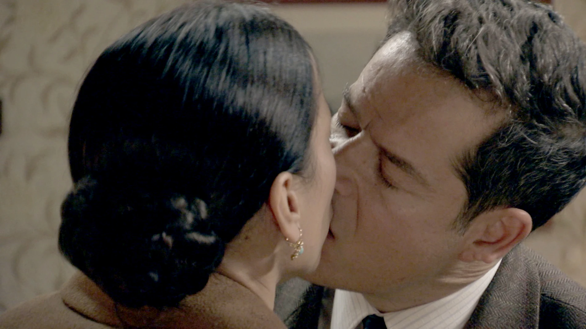 Ramón besa a Manolita