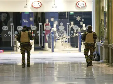 Soldados patrullan las Galerías de Saint Hubert en Bruselas, Bélgica Soldados patrullan las Galerías de Saint Hubert en Bruselas, Bélgica