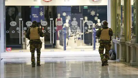 Soldados patrullan las Galerías de Saint Hubert en Bruselas, Bélgica Soldados patrullan las Galerías de Saint Hubert en Bruselas, Bélgica