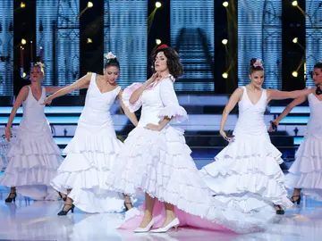 Silvia Abril muestra su faceta más castiza y canta ‘El beso’, de Paquita Rico Silvia Abril muestra su faceta más castiza y canta ‘El beso’, de Paquita Rico