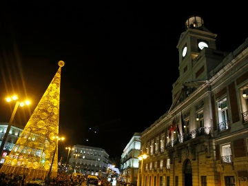 Árbol de Navidad iluminado en la Puerta del Sol