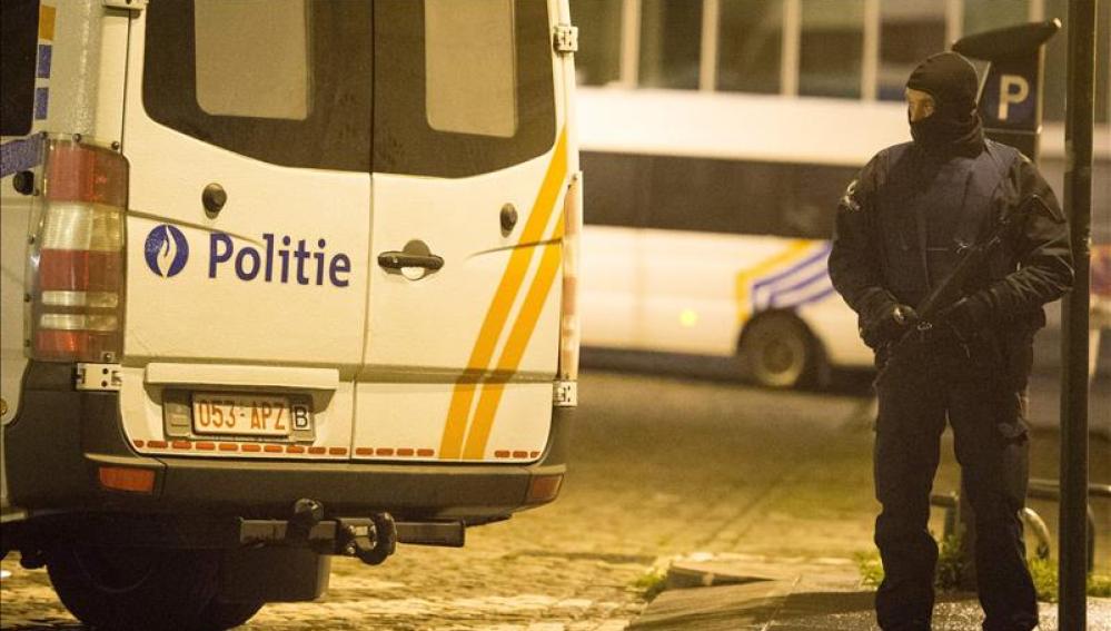 Policias belgas durante la búsqueda de Salah Abdelsam en el barrio de Molenbeek