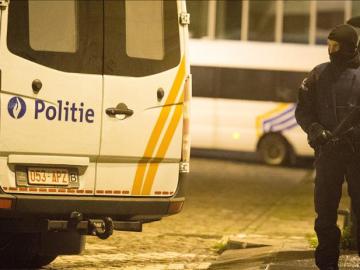 Policias belgas durante la búsqueda de Salah Abdelsam en el barrio de Molenbeek