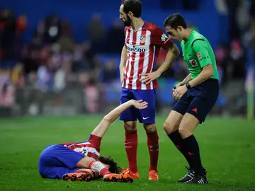 Tiago se duele sobre el césped del Calderón Tiago se duele sobre el césped del Calderón