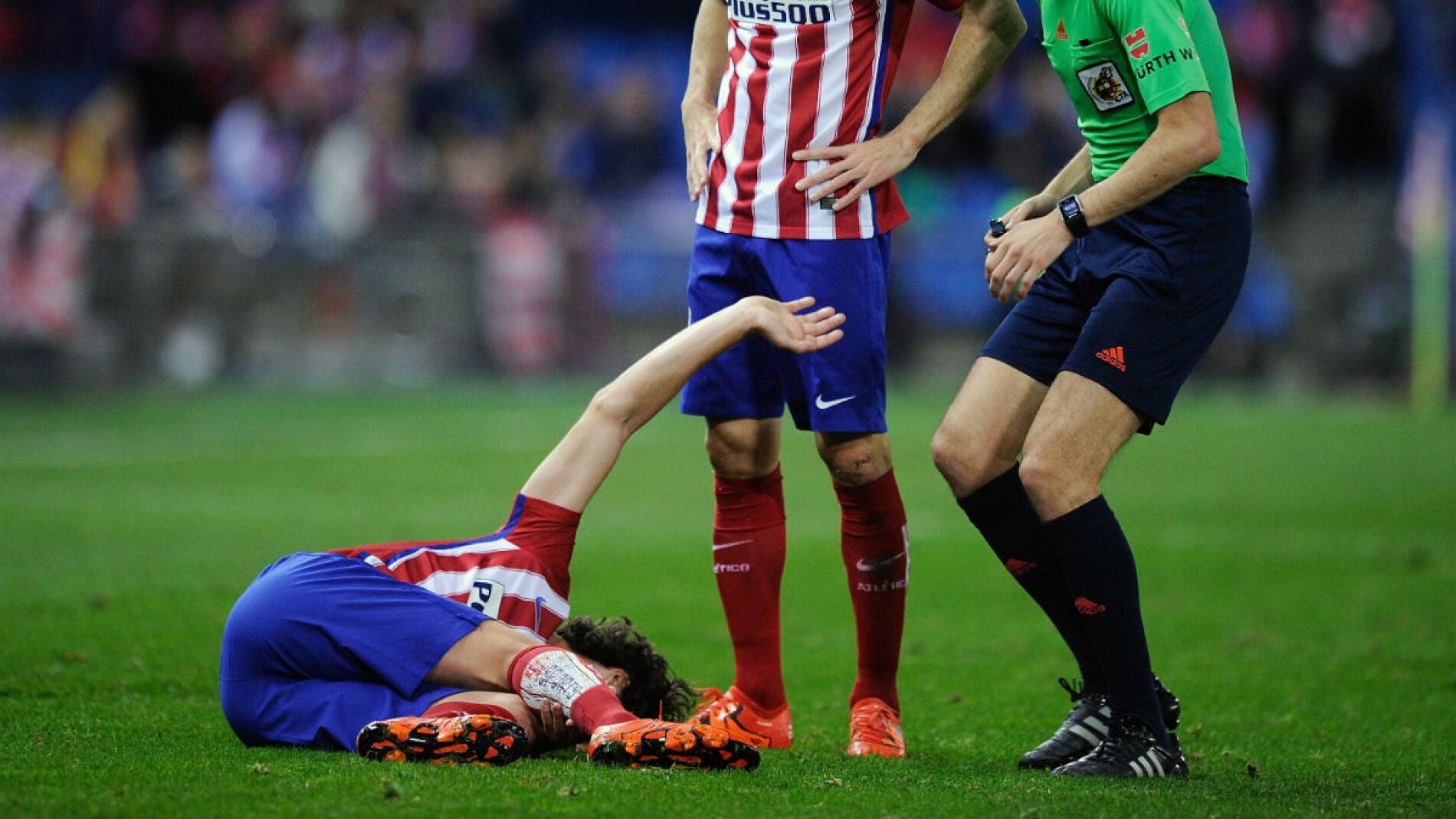 Tiago se duele sobre el c&eacute;sped del Calder&oacute;n