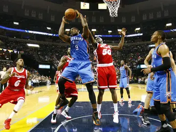 Serge Ibaka captura un rebote Serge Ibaka captura un rebote