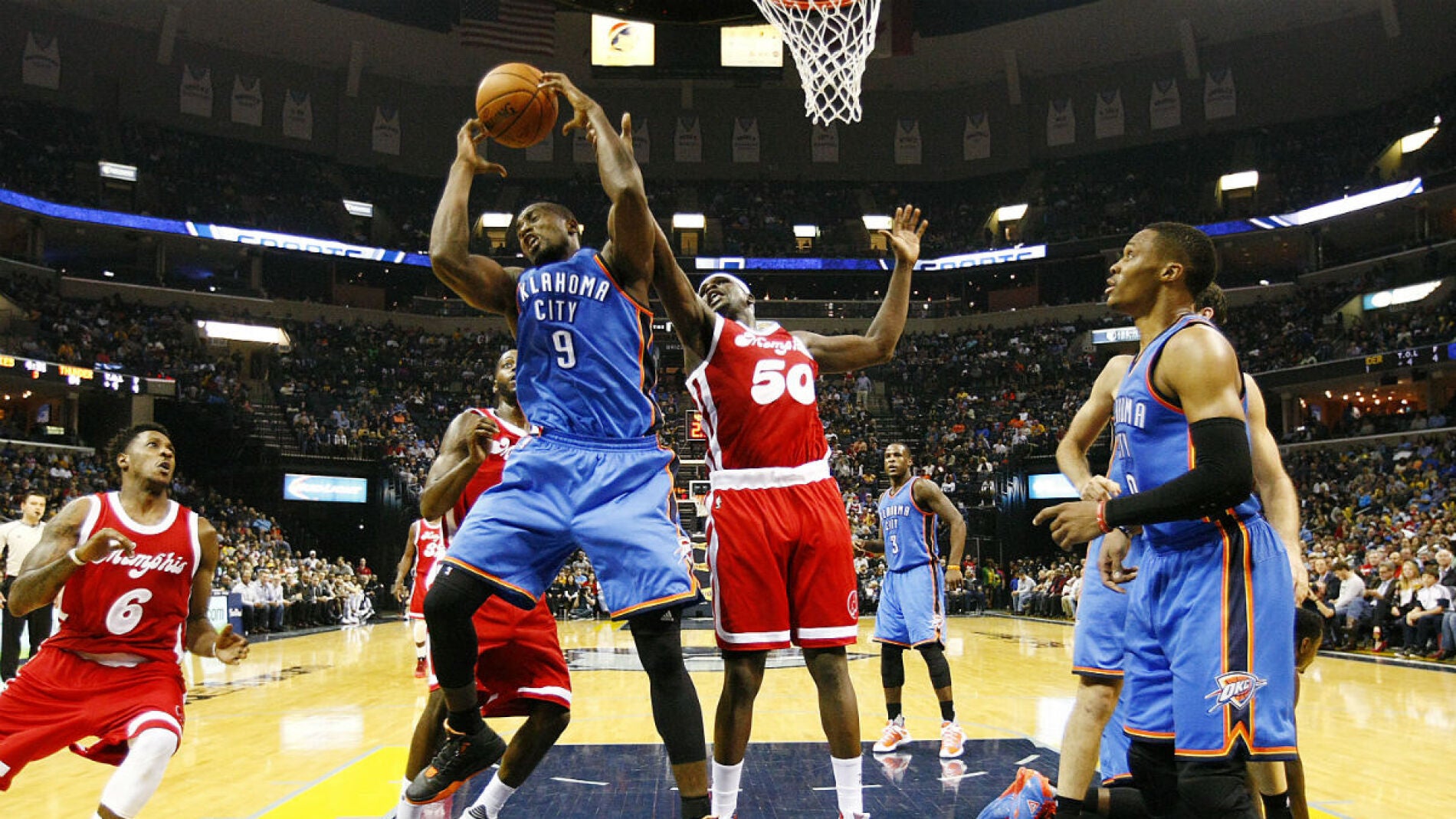 Serge Ibaka captura un rebote