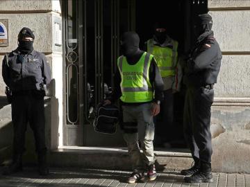 Agentes de la Guardia Civil durante los registros efectuados