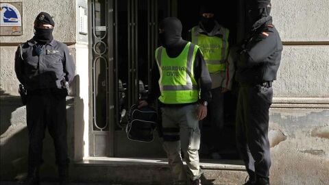 Agentes de la Guardia Civil durante los registros efectuados