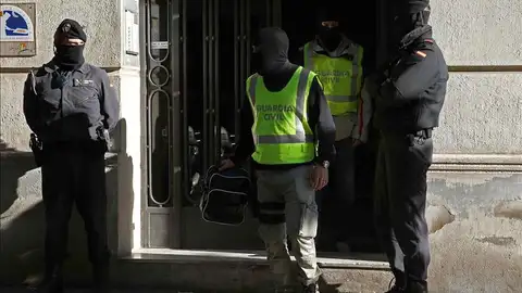 Agentes de la Guardia Civil durante los registros efectuados Agentes de la Guardia Civil durante los registros efectuados