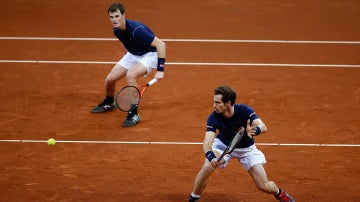 Andy y Jamie Murray, durante un partido de dobles de Copa Davis