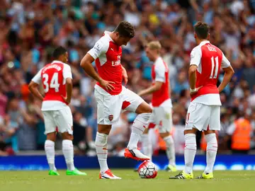 Los jugadores del Arsenal se lamentan Los jugadores del Arsenal se lamentan