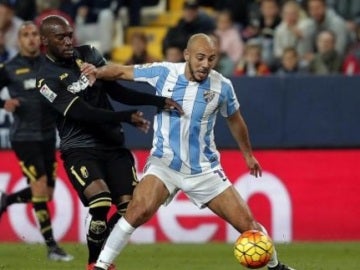 Disputa de balón en el Málaga - Granada