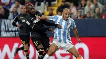 Disputa de balón en el Málaga - Granada