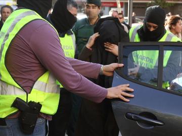 La Guardia Civil durante una detención de sospechosos de captación en Cornellá de Llobregat