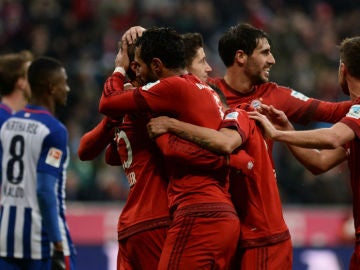 Los jugadores del Bayern celebran el 2-0 ante el Hertha Berlín