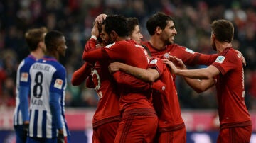 Los jugadores del Bayern celebran el 2-0 ante el Hertha Berlín