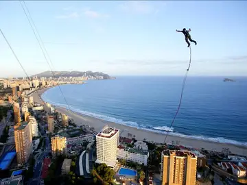 Veinte saltadores se lanzan desde el hotel más alto de Europa, en Benidorm Veinte saltadores se lanzan desde el hotel más alto de Europa, en Benidorm