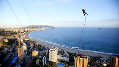 Veinte saltadores se lanzan desde el hotel más alto de Europa, en Benidorm Veinte saltadores se lanzan desde el hotel más alto de Europa, en Benidorm