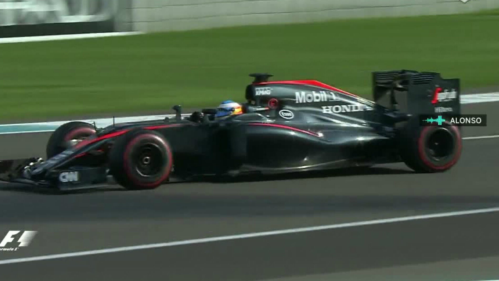 Alonso habla por radio con su equipo