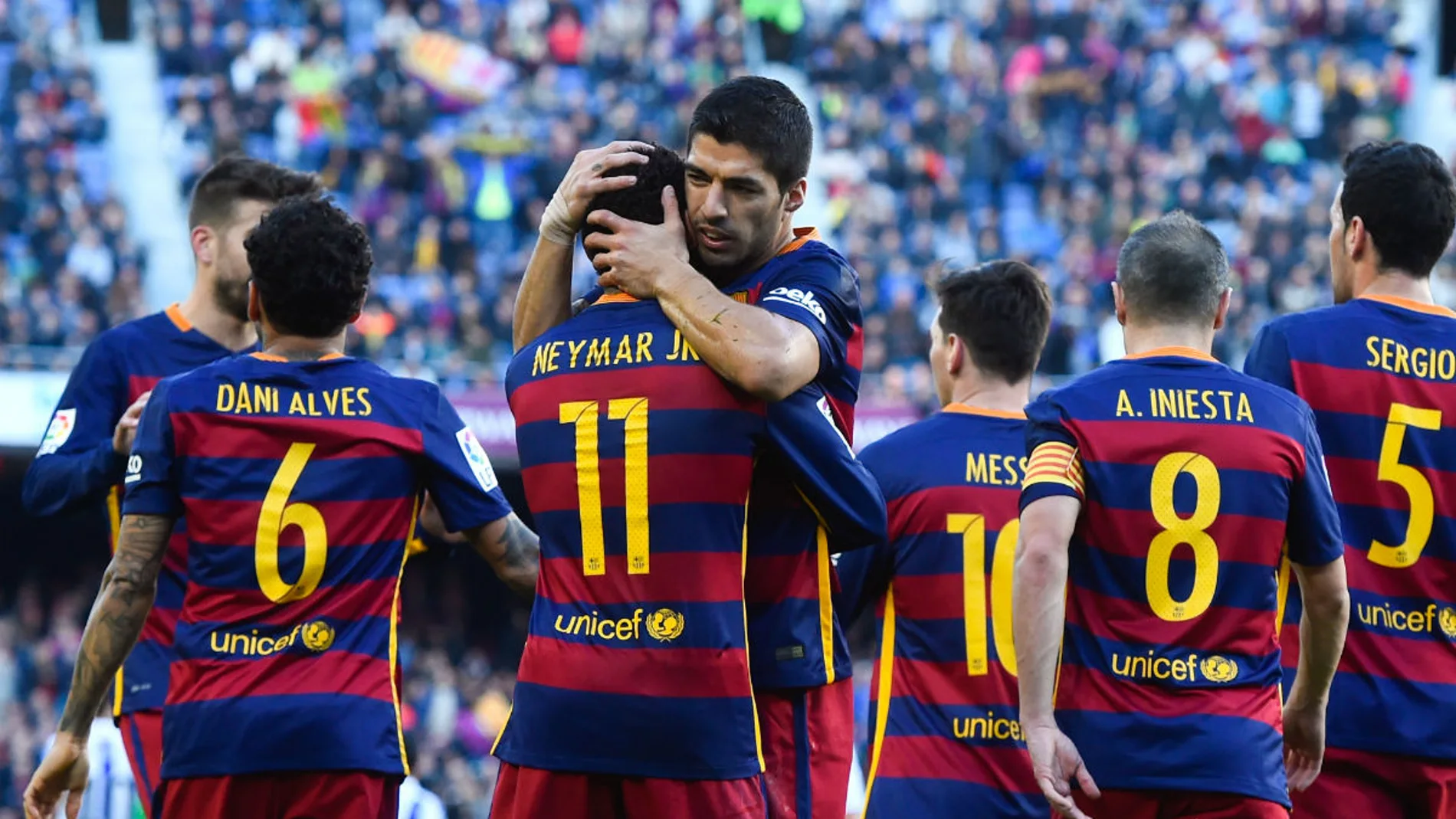 Neymar y Suárez celebran un gol ante la Real Sociedad Neymar y Suárez celebran un gol ante la Real Sociedad