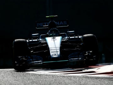 Rosberg rueda en Yas Marina