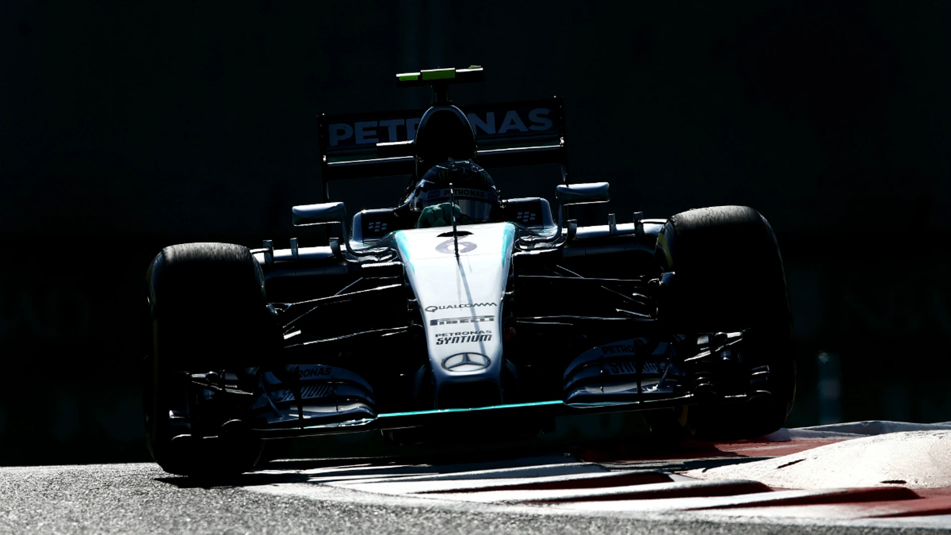 Rosberg rueda en Yas Marina