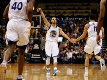 Curry, en acción ante los Suns