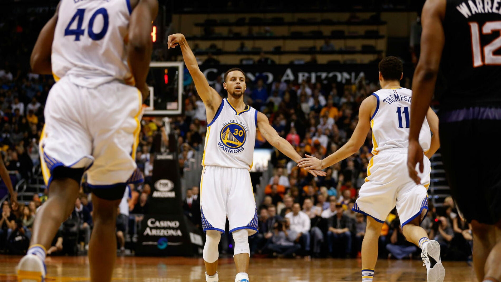 Curry, en acci&oacute;n ante los Suns