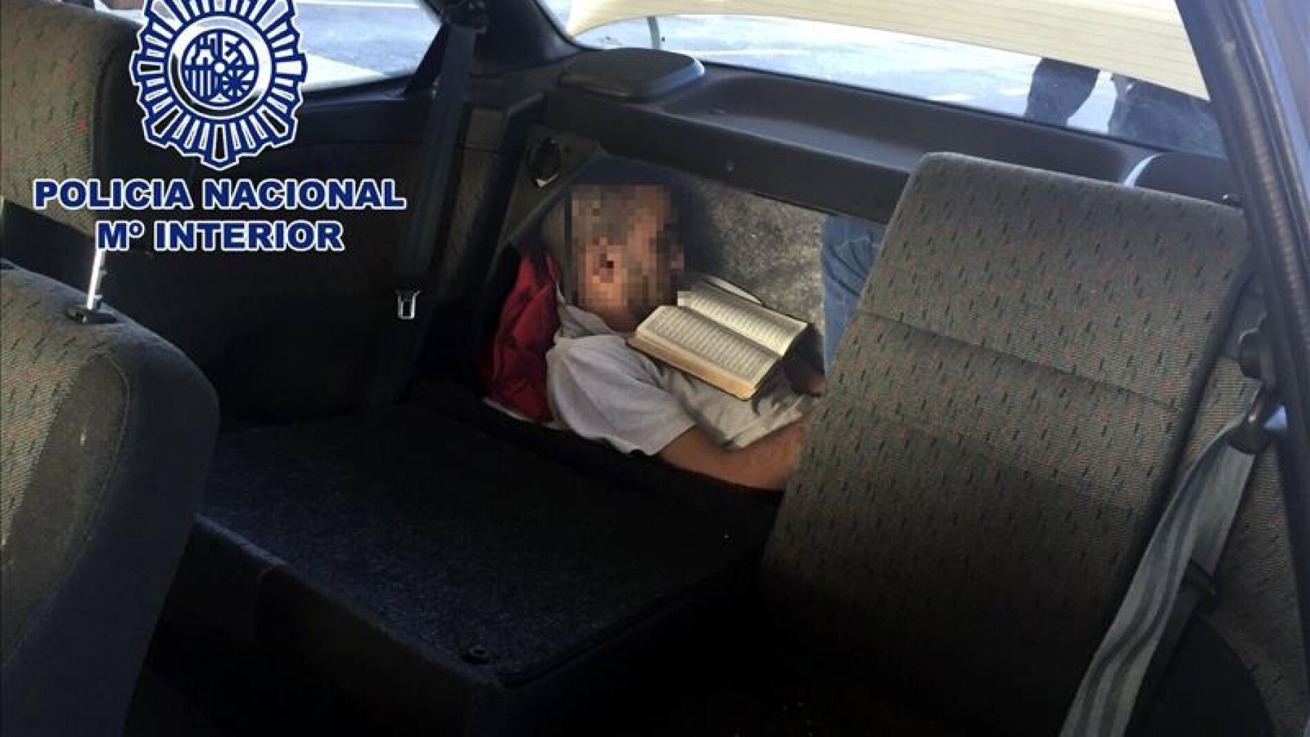 Persona viaja en el doble fondo de un maletero