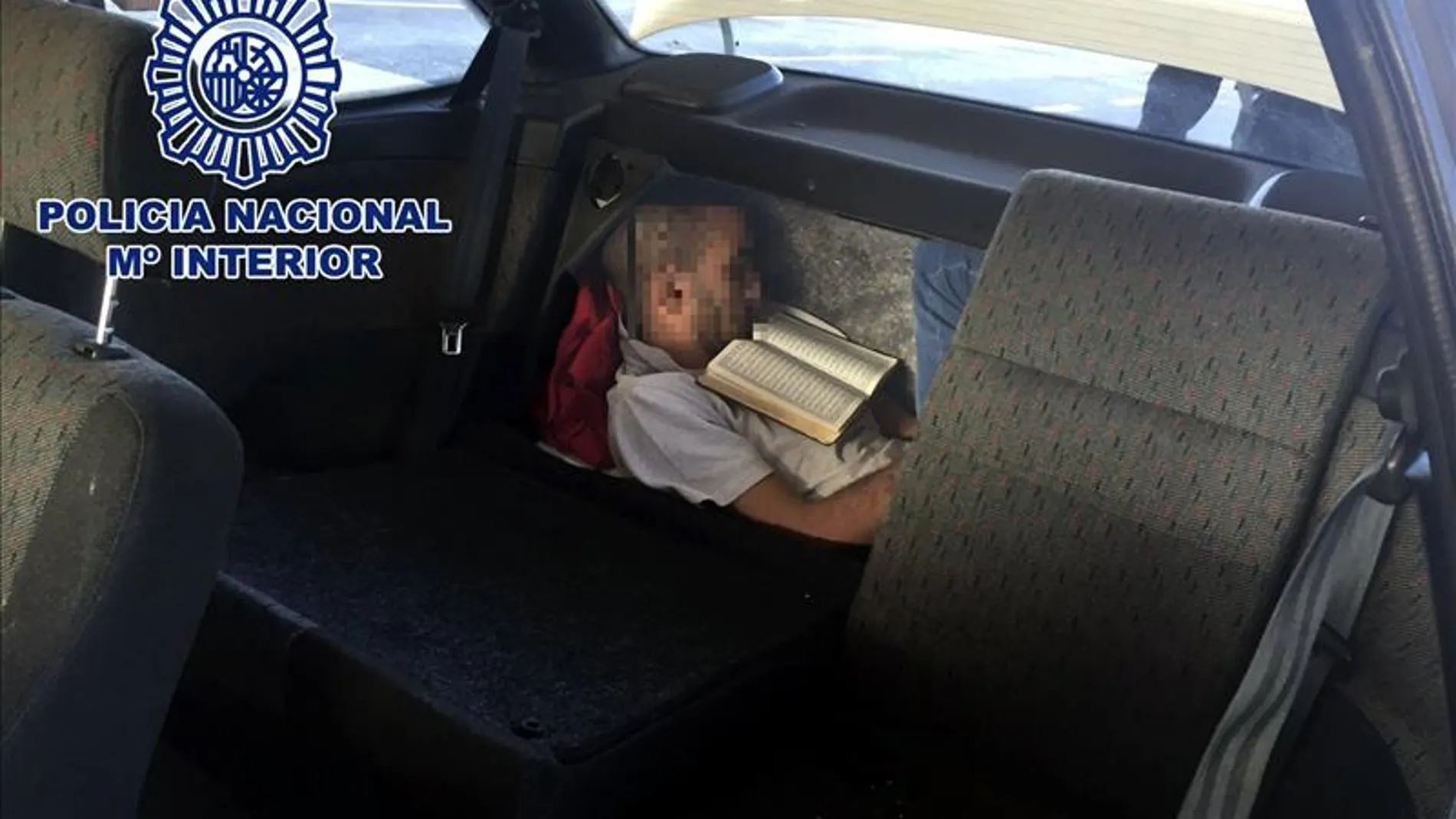 Persona viaja en el doble fondo de un maletero Persona viaja en el doble fondo de un maletero