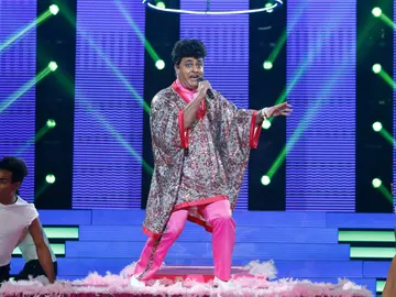 El Sevilla inunda el plató de rock and roll y canta ‘Tutti frutti’, de Little Richard El Sevilla inunda el plató de rock and roll y canta ‘Tutti frutti’, de Little Richard