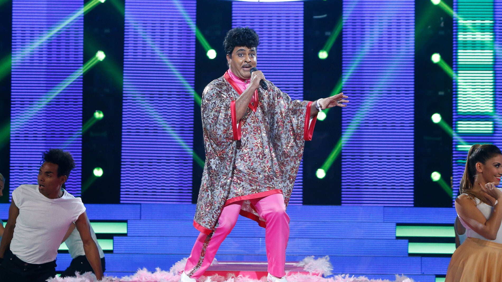 El Sevilla inunda el plat&oacute; de rock and roll y canta &lsquo;Tutti frutti&rsquo;, de Little Richard
