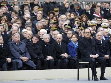 El presidente francés, François Hollande, durante el homenaje oficial a las víctimas del 13-N