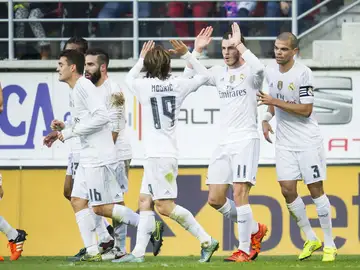 Bale es felicitado tras abrir el marcador en Ipurúa Bale es felicitado tras abrir el marcador en Ipurúa