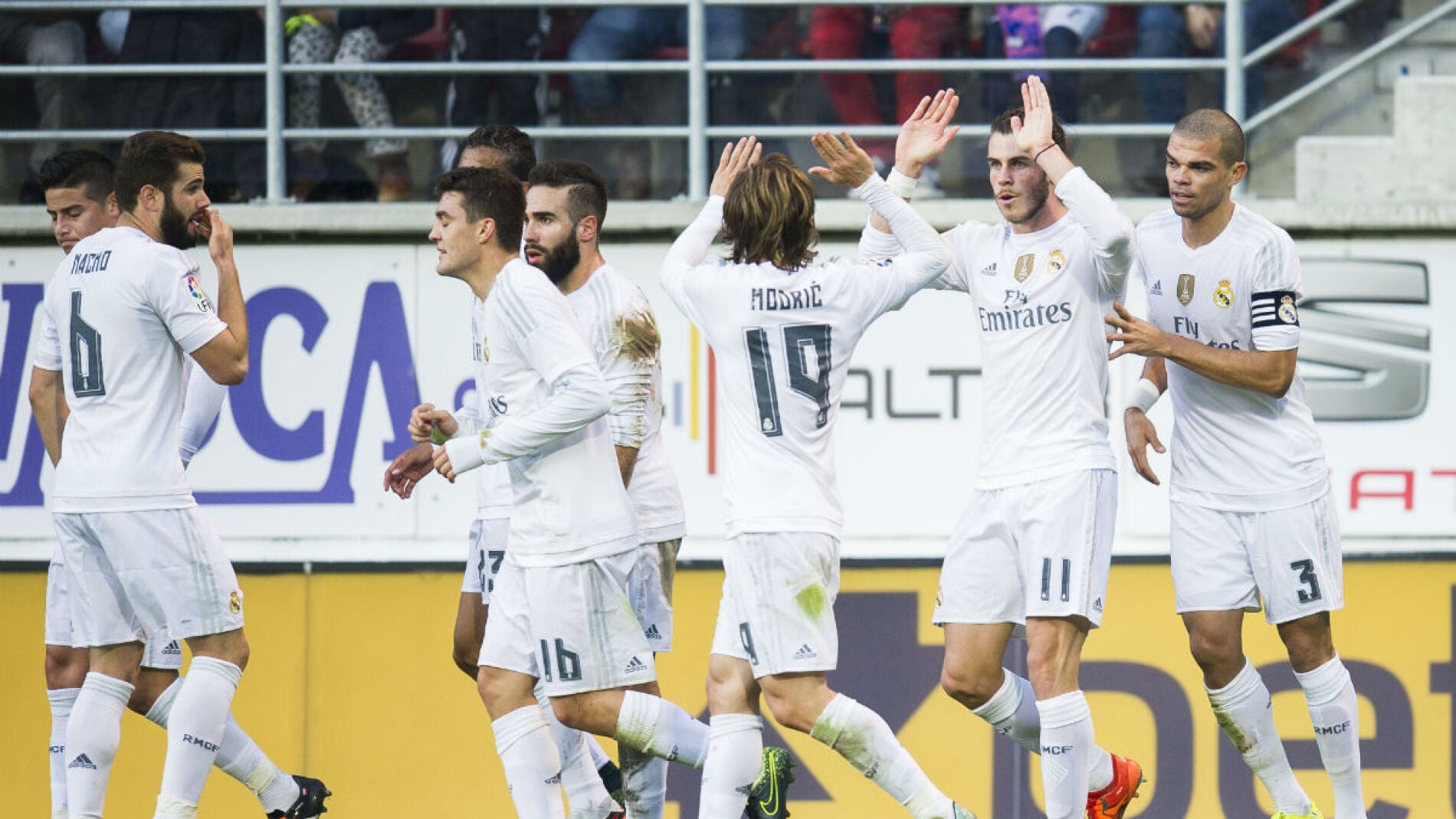 Bale es felicitado tras abrir el marcador en Ipur&uacute;a