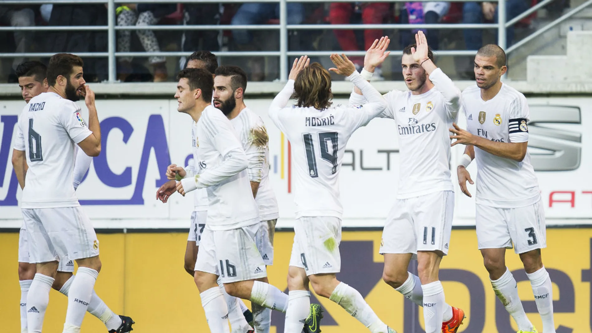 Bale es felicitado tras abrir el marcador en Ipurúa Bale es felicitado tras abrir el marcador en Ipurúa