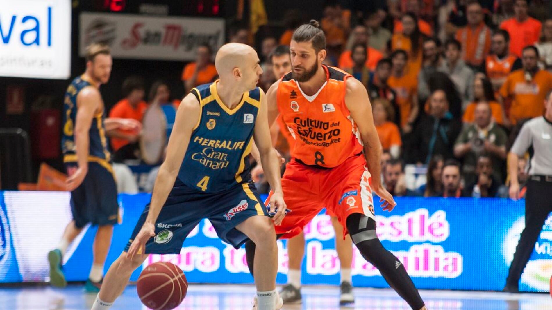 Joan Oliver, bota el bal&oacute;n ante Antoine Diot