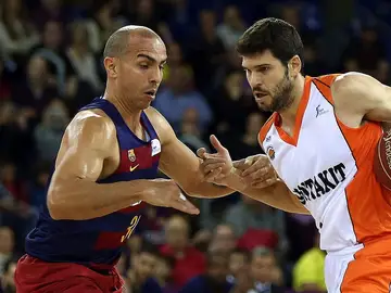 Carlos Arroyo (izq) trata de robar el balón a Ricardo Úriz (d) Carlos Arroyo (izq) trata de robar el balón a Ricardo Úriz (d)